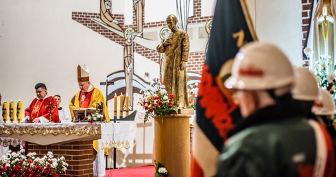 Podczas liturgii bp Wiesław Szlachetka poświęcił figurę bł. ks. Jerzego Popiełuszki i wprowadził jego relikwie.
