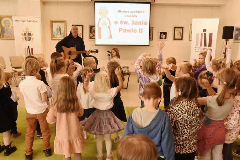 Głośne czytanie o Janie Pawle II