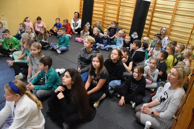 W modlitewną akcję włączyły się dzieci ze Szkoły Podstawowej nr 2 w Przasnyszu.