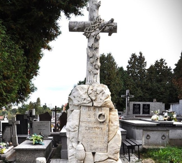 Nagrobek Maryanny i Walentego Gajków z 1914 r.