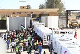 Ciężarówki z pomocą humanitarną wjeżdżają do Strefy Gazy przez przejście w Rafah