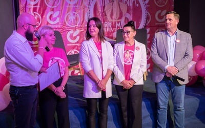 Pomysłodawczynią akcji jest Anna Michalak (druga z lewej). Od początku w akcji wspierają ją amazonki i samorząd Miasta Skierniewice na czele z prezydentem Jażdżykiem.