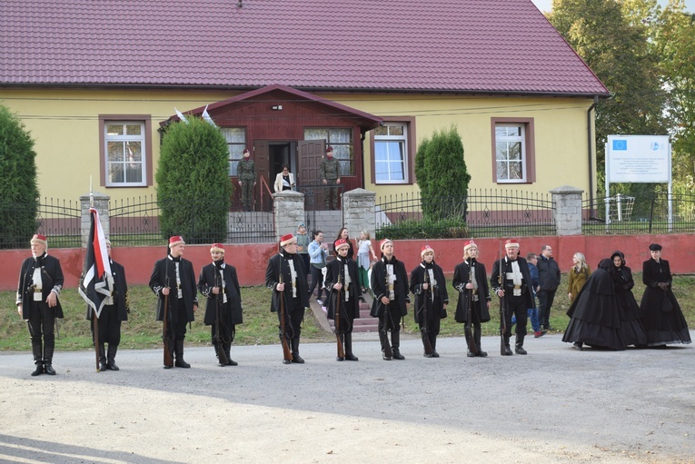 Uroczystości przed pomnikiem pamięci poległych w bitwie.