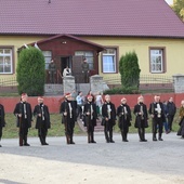 Uroczystości przed pomnikiem pamięci poległych w bitwie.