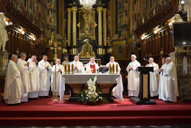 Msza św. pod przewodnictwem biskupa ordynariusza.