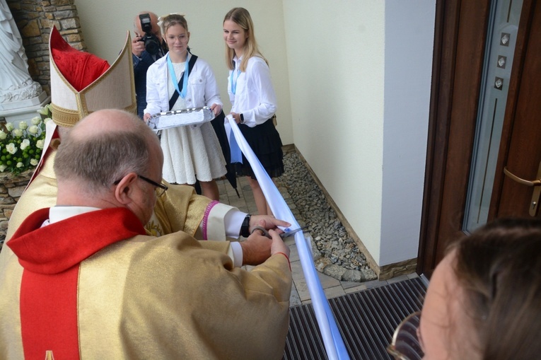 Poświęcenie nowo wybudowanego domu parafialnego w Krośnicy