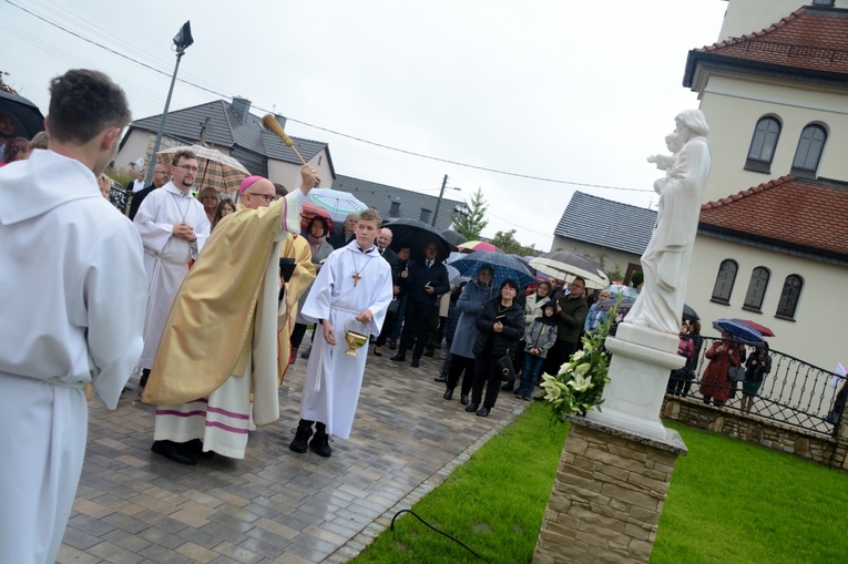 Poświęcenie nowo wybudowanego domu parafialnego w Krośnicy