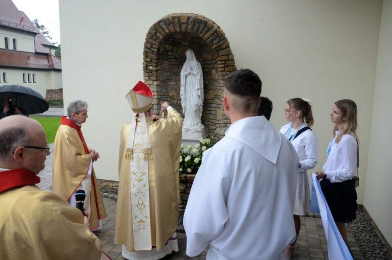 Poświęcenie nowo wybudowanego domu parafialnego w Krośnicy