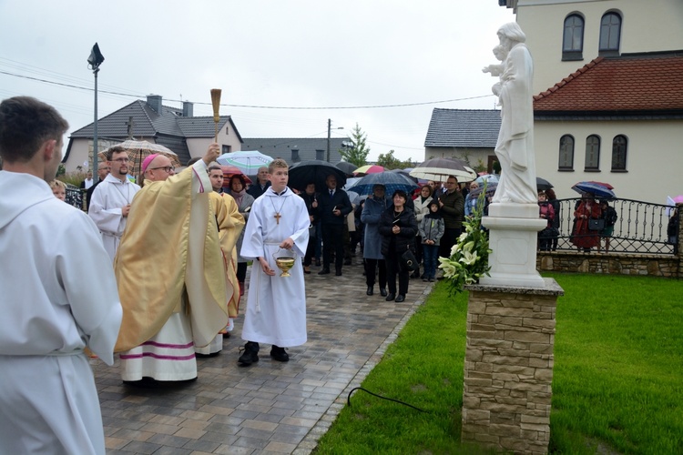 Poświęcenie nowo wybudowanego domu parafialnego w Krośnicy