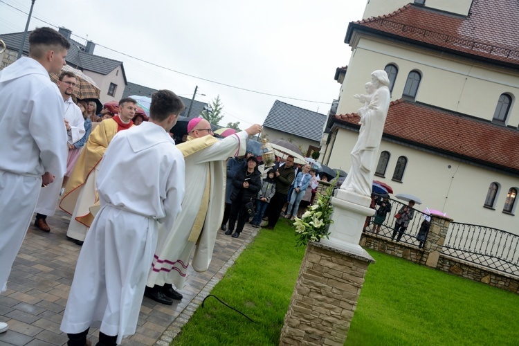 Poświęcenie nowo wybudowanego domu parafialnego w Krośnicy