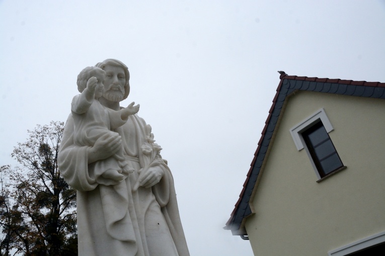 Poświęcenie nowo wybudowanego domu parafialnego w Krośnicy
