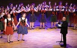 W Japonii i w Polsce chór wystąpił w ludowych strojach.