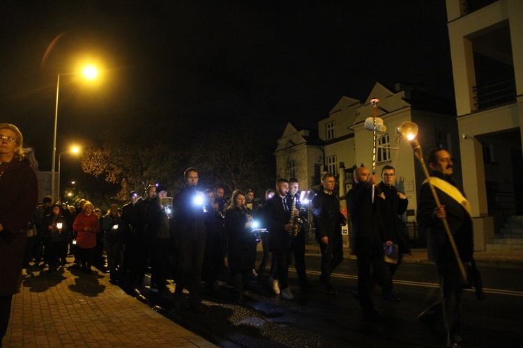 Tarnów. Procesja różańcowa ulicami miasta