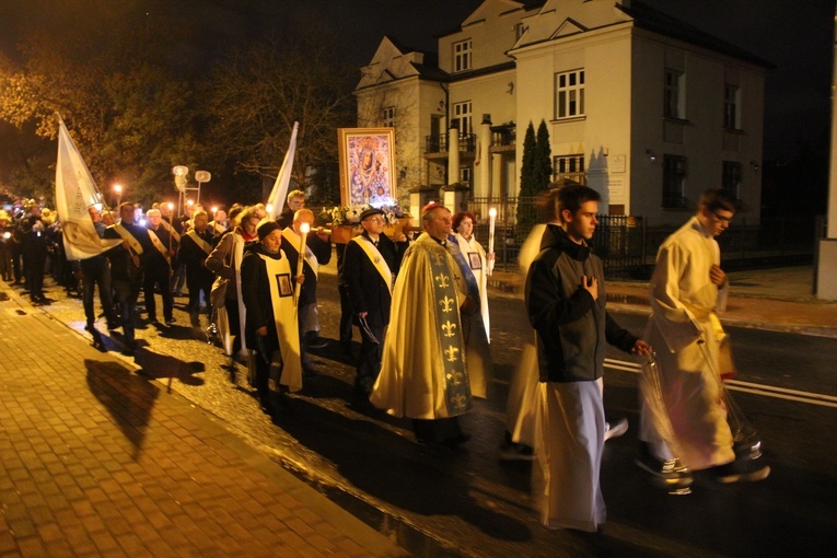 Tarnów. Procesja różańcowa ulicami miasta