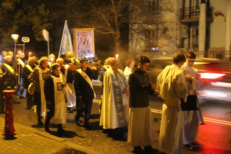 Tarnów. Procesja różańcowa ulicami miasta