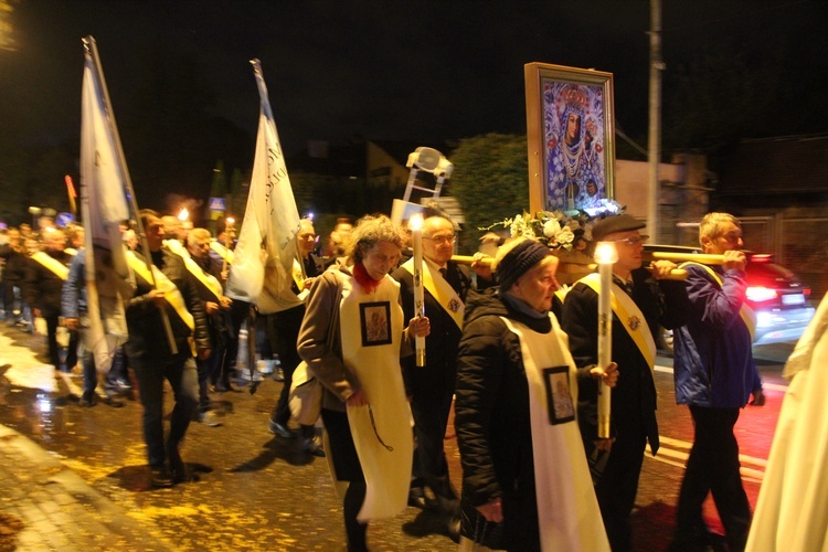 Tarnów. Procesja różańcowa ulicami miasta