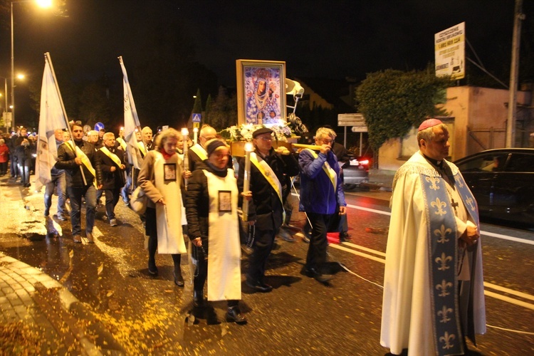 Tarnów. Procesja różańcowa ulicami miasta