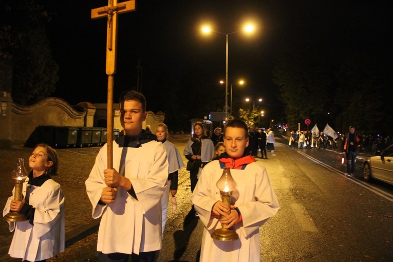 Tarnów. Procesja różańcowa ulicami miasta