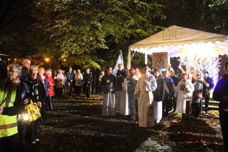 Tarnów. Procesja różańcowa ulicami miasta