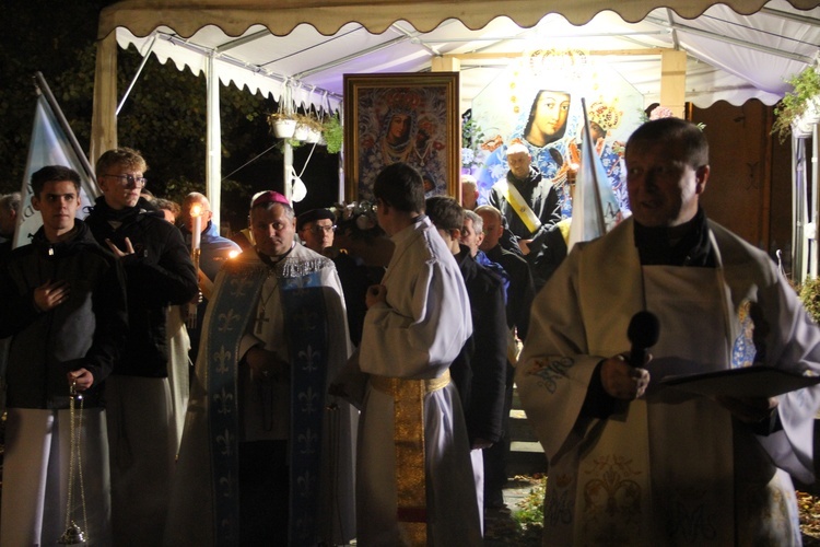 Tarnów. Procesja różańcowa ulicami miasta