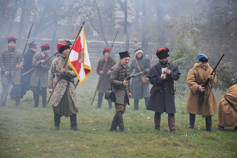 Rekonstrukcja wydarzeń sprzed 160 lat odbyła się nieopodal kościoła farnego w Przasnyszu.