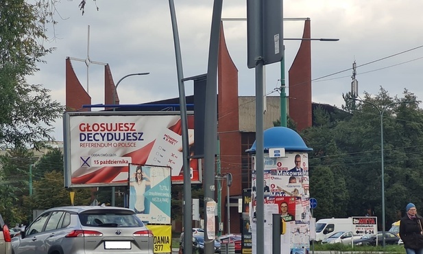 Tychy. Sprzątanie plakatów po wyborach parlamentarnych