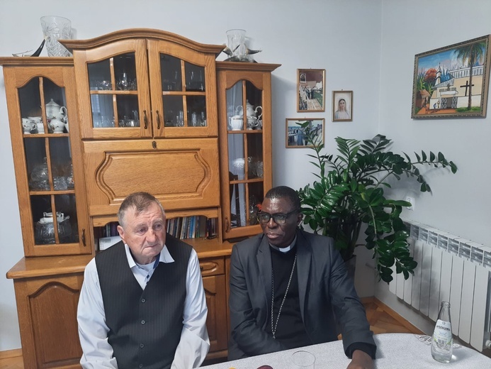 Biskup z Konga odwiedza Kościół tarnowski