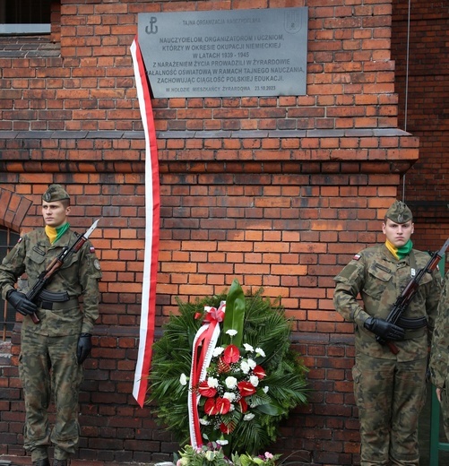 Tablicę umieszczono na budynku szkoły.