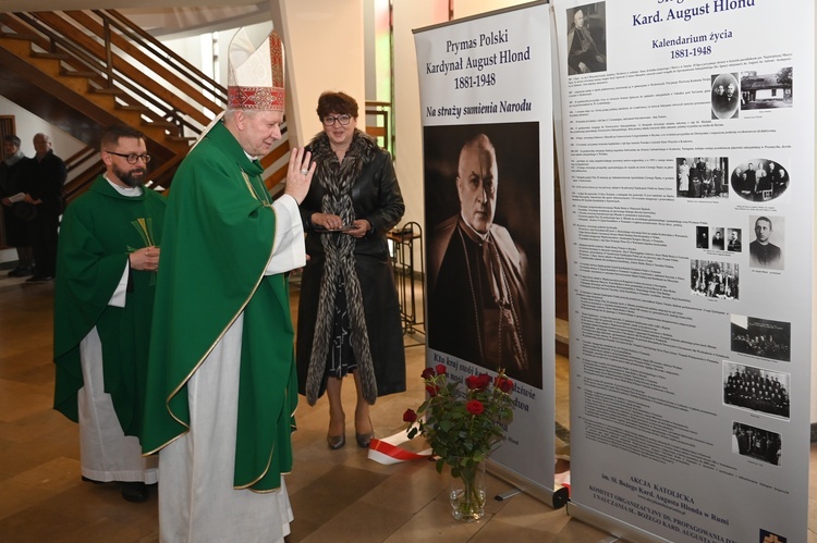 Bp Wiesław Szlachetka pobłogosławił wystawę.