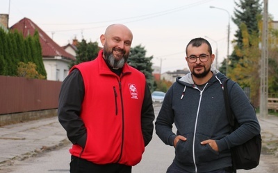 Do udziału w konferencji zapraszają ks. Damian Drabikowski i Mariusz Mędra.