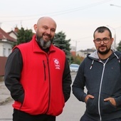 Do udziału w konferencji zapraszają ks. Damian Drabikowski i Mariusz Mędra.