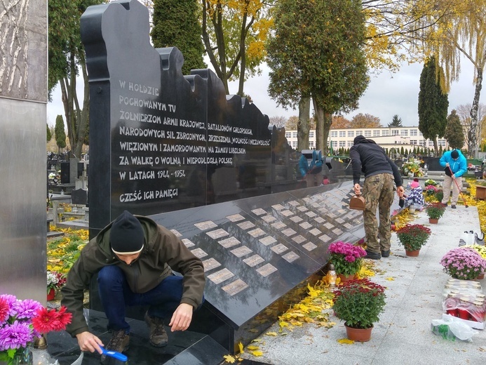 Porządkowanie mogił to wyraz pamięci o ludziach, którzy w nich spoczywają.