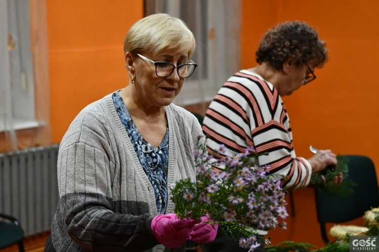 Na parafii zrobilii eko-wianki na groby