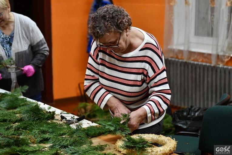 Na parafii zrobilii eko-wianki na groby