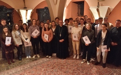 Młodzież z dekretami arcybiskupa
