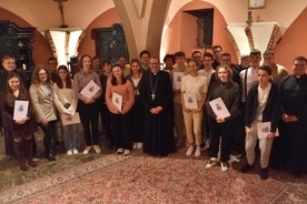 Młodzież z dekretami arcybiskupa