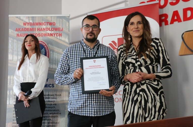 Podziękowanie wręczyła Mariuszowi Mędrze Marta Michalska-Wilk.