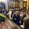 W Limanowej w Tygodniu Misyjnym licealiści modlili się na różańcu w 12 językach świata