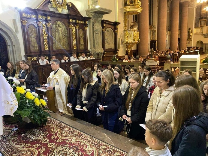 Limanowa. Różaniec misyjny w 12 językach świata