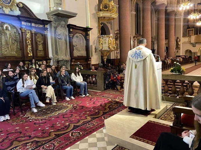 Limanowa. Różaniec misyjny w 12 językach świata