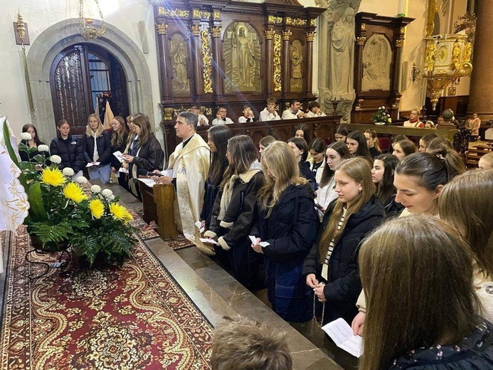 Limanowa. Różaniec misyjny w 12 językach świata