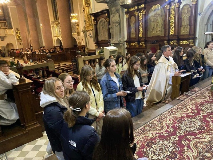 Limanowa. Różaniec misyjny w 12 językach świata