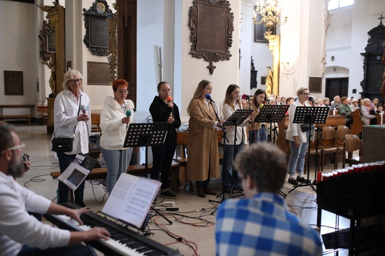 Zespól Boża spRawka prowadzi wielbienia raz w miesiącu w rodzinnej parafii, ale chętnie modli się także z wiernymi w diecezji. Teraz zapraszają "do siebie", do wspólnej modlitwy ze świętymi.