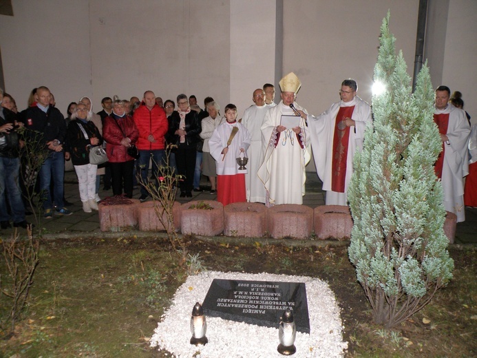 Mysłowice. Tablica w miejscu dawnego cmentarza