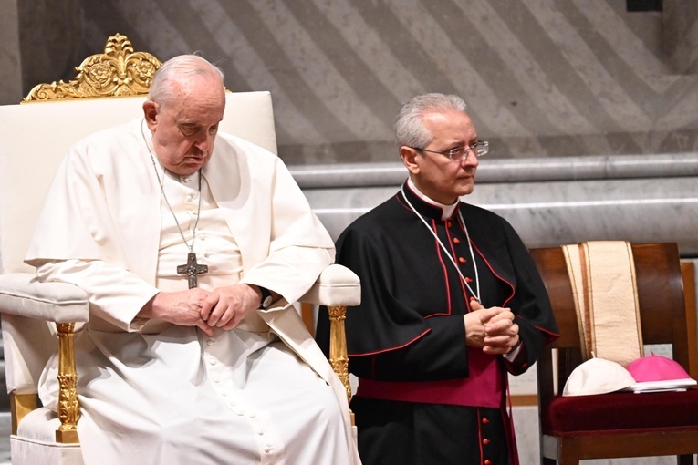 Papież na zakończenie Synodu: Kościół musi adorować i służyć