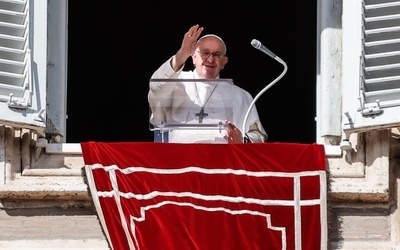 Papież na Anioł Pański: nasza miłość płynie z miłości Boga