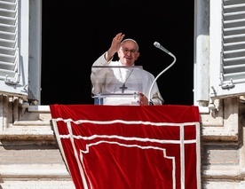 Papież na Anioł Pański: nasza miłość płynie z miłości Boga