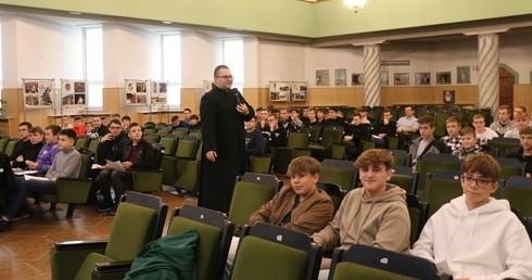 W auli Jana Pawła II zajęcia poprowadził ks. Mariusz Chamerski.