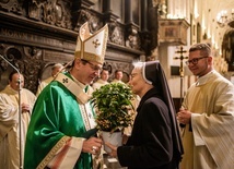 Życzenia solenizantowi złożyli przedstawiciele wiernych, sióstr zakonnych i duchowieństwa.