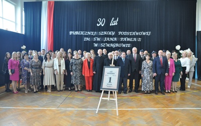 Pamiątkowe zdjęcie uczestników jubileuszu.